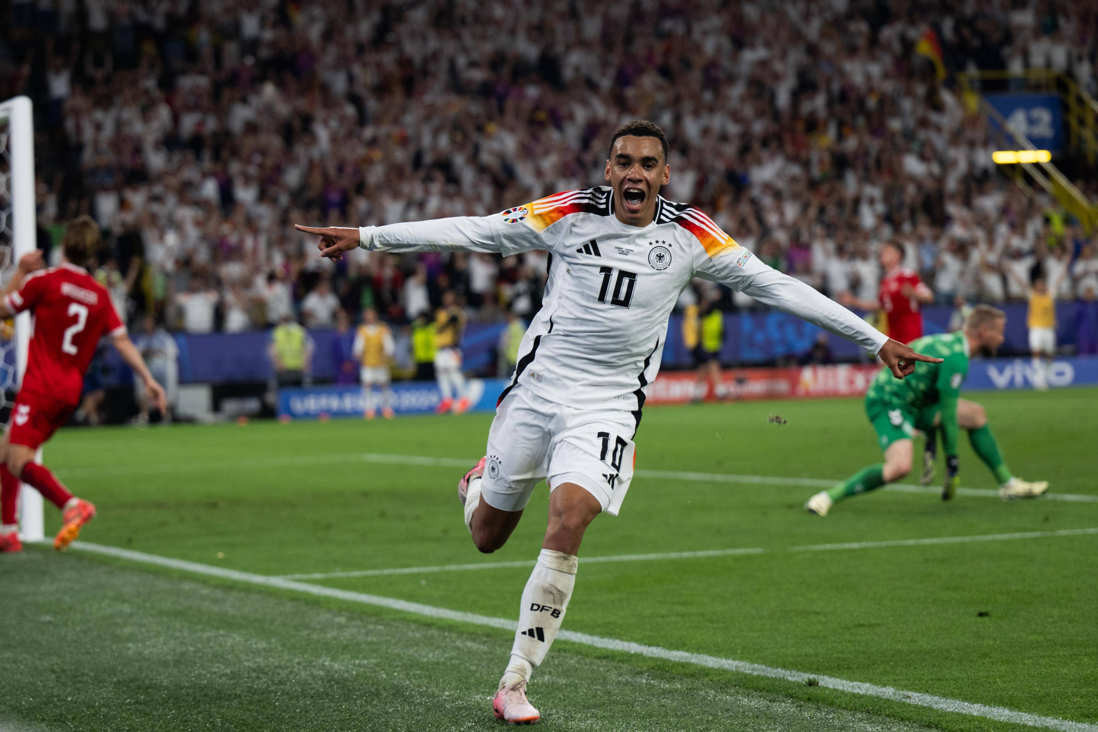 她以出色的 她以出色的